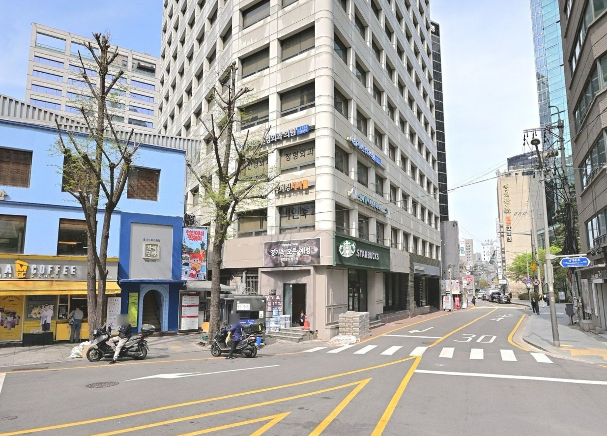 릴리프정형외과 건물 입구 거리뷰 — 1층에 스타벅스가 있는 건물